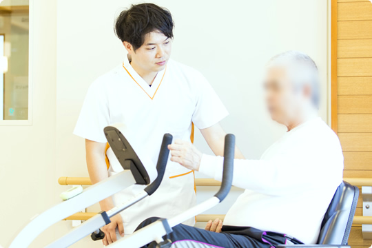 運動機器を使った物理療法の写真