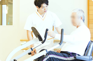 運動機器を使った物理療法の写真